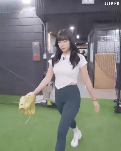 시구 연습하는 치어리더 하지원 타이트한 레깅스 핏