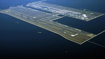 지금도 조금씩 가라앉고 있다는 공항